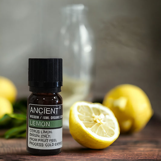 Botella de aceite esencial de limón con limones