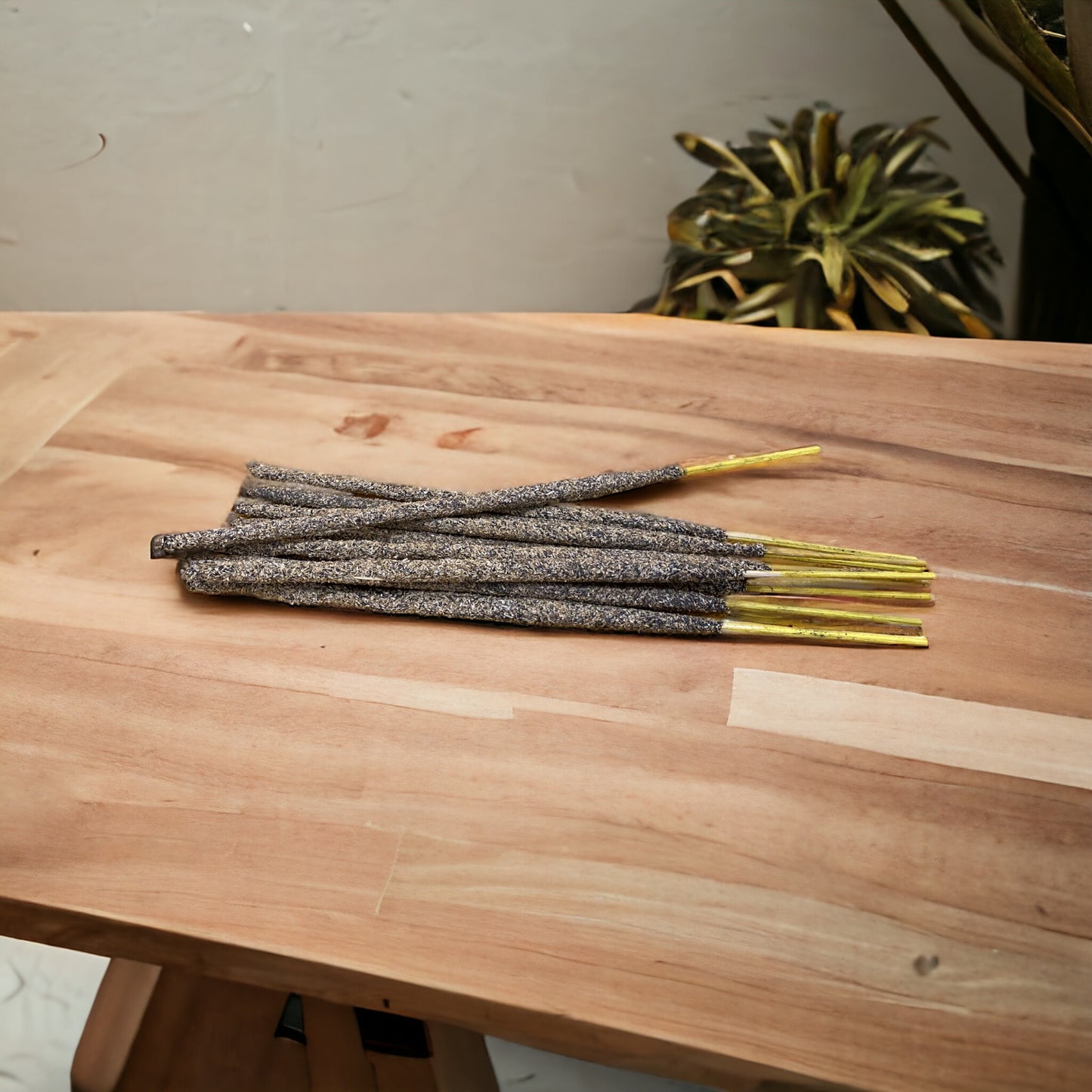 Varillas de incienso de palo santo con manzanilla sobre mesa de madera